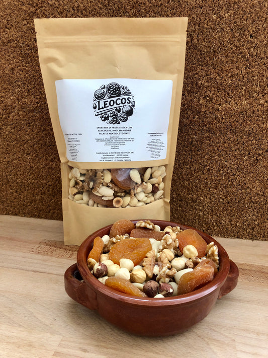 Sport Mix of Dried Fruit composed of dehydrated apricots, walnuts, peeled almonds and hazelnuts