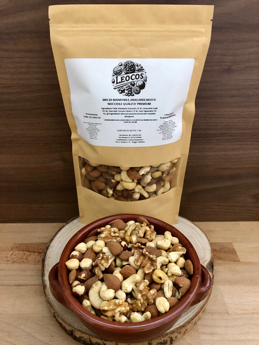 Mix of dried fruit with almonds, raw cashews, walnuts and hazelnuts